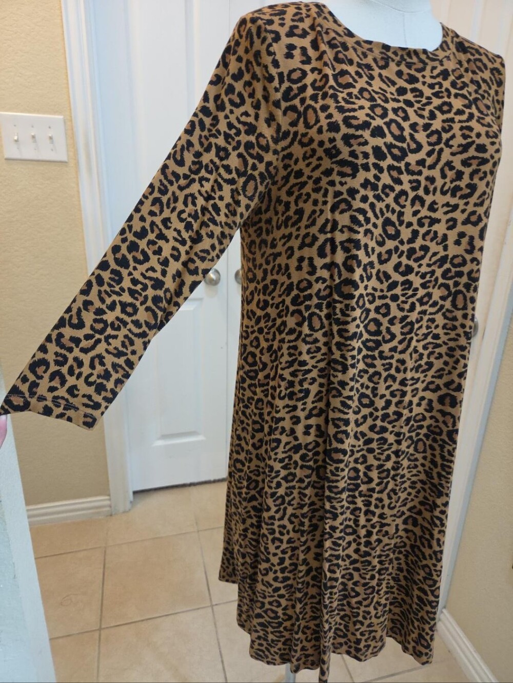 Time and Tru Leopard Print Dress – Size M (8–10) - Picture 5 of 10